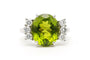 Bague 56 Bague contemporaine en or blanc 18 carats, péridot et diamants 0,66 ct 58 Facettes 23249