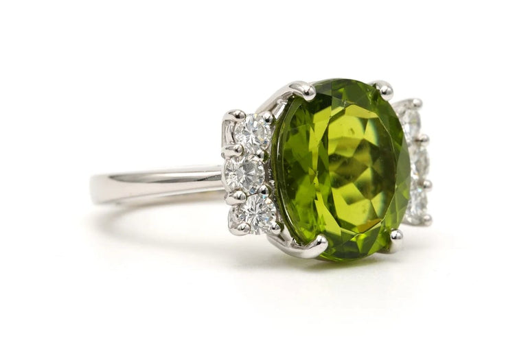 Bague 56 Bague contemporaine en or blanc 18 carats, péridot et diamants 0,66 ct 58 Facettes 23249