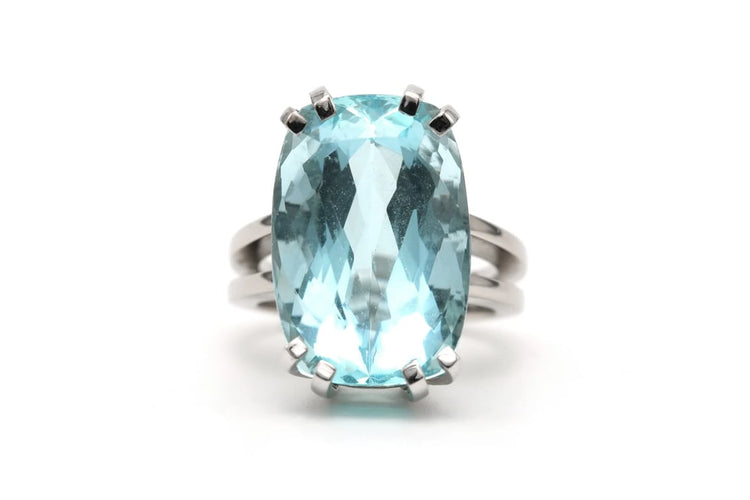Bague 55 Bague contemporaine en or blanc 18 carats sertie d’une aigue-marine 58 Facettes 23246