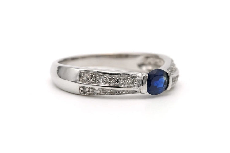 Bague 54 Bague contemporaine en or blanc 18 carats avec saphir et diamants 58 Facettes 23175