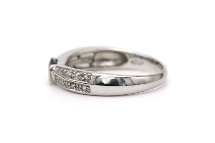 Bague 54 Bague contemporaine en or blanc 18 carats avec saphir et diamants 58 Facettes 23175