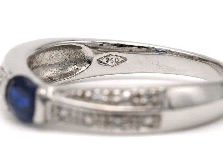 Bague 54 Bague contemporaine en or blanc 18 carats avec saphir et diamants 58 Facettes 23175