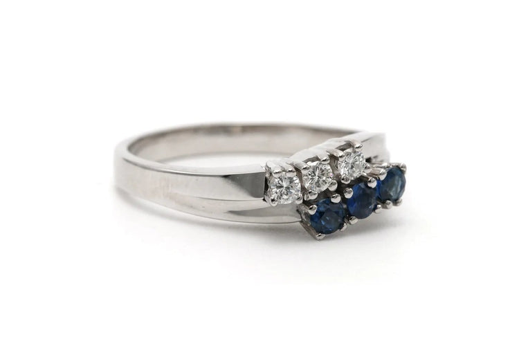 Bague 55 Bague contemporaine en or blanc 18 carats avec saphirs et diamants 58 Facettes 23335