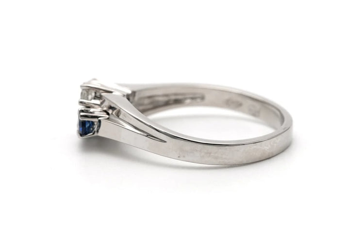 Bague 55 Bague contemporaine en or blanc 18 carats avec saphirs et diamants 58 Facettes 23335