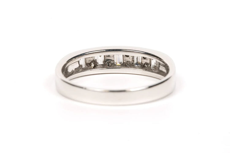 Bague 56 Alliance demi-américaine - Bague en or blanc 18 carats et diamants 58 Facettes 19361