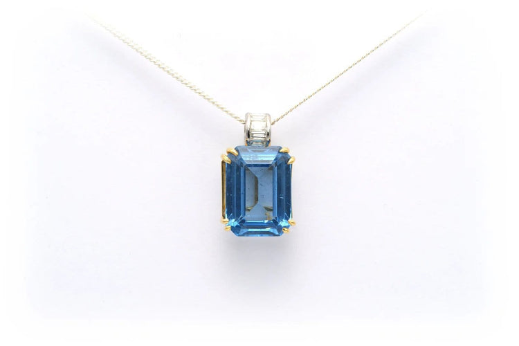Pendentif Pendentif contemporain en or jaune 18 carats, topaze bleu suisse et diamants 58 Facettes 17864