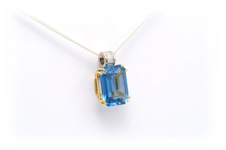 Pendentif Pendentif contemporain en or jaune 18 carats, topaze bleu suisse et diamants 58 Facettes 17864
