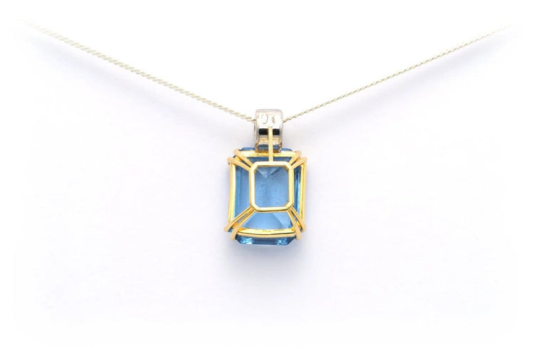 Pendentif Pendentif contemporain en or jaune 18 carats, topaze bleu suisse et diamants 58 Facettes 17864