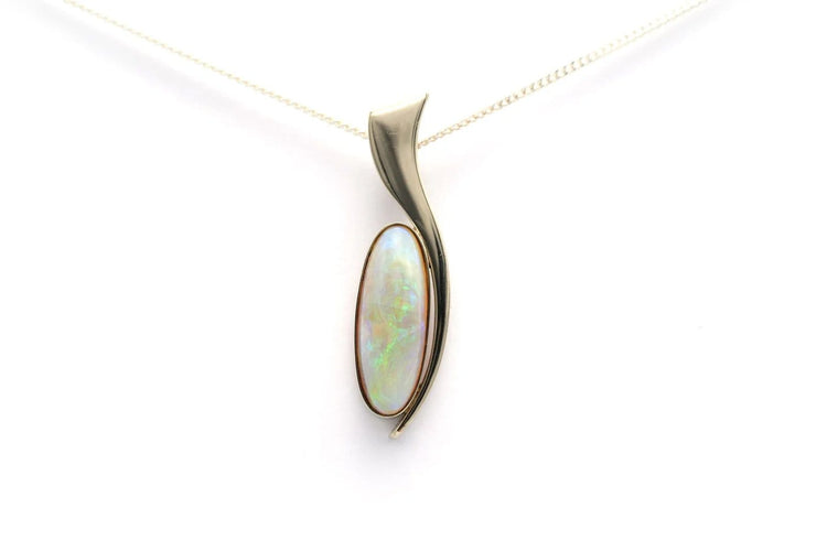 Pendentif Pendentif années 70 en or jaune 18 carats serti d’une opale 58 Facettes 20173