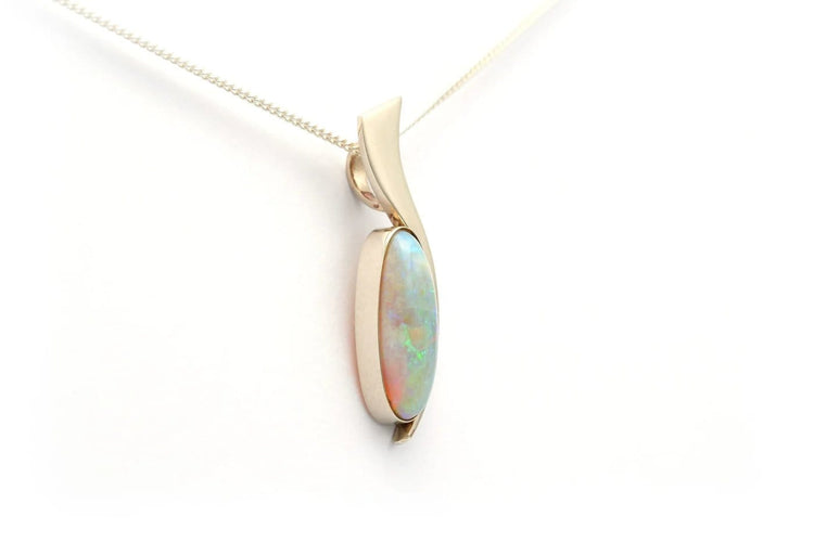 Pendentif Pendentif années 70 en or jaune 18 carats serti d’une opale 58 Facettes 20173