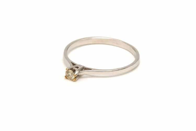 Bague 53 Bague contemporaine en or blanc 18 carats sertie de diamant 58 Facettes 19411