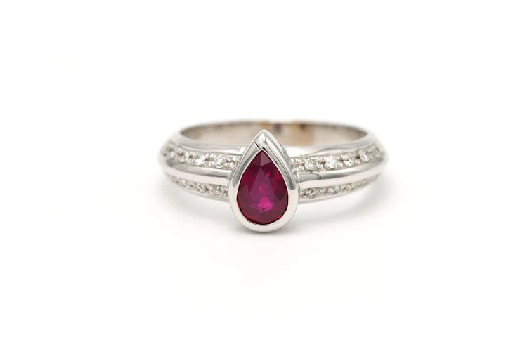 Bague 56 Bague contemporaine en or blanc 18 carats avec rubis et diamants 58 Facettes 22260