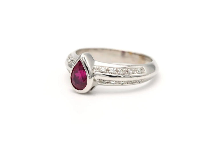 Bague 56 Bague contemporaine en or blanc 18 carats avec rubis et diamants 58 Facettes 22260