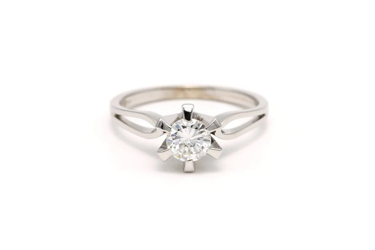 Bague 56 Bague années 80 en or blanc 18 carats sertie d’un diamant 0,65 ct 58 Facettes 18428