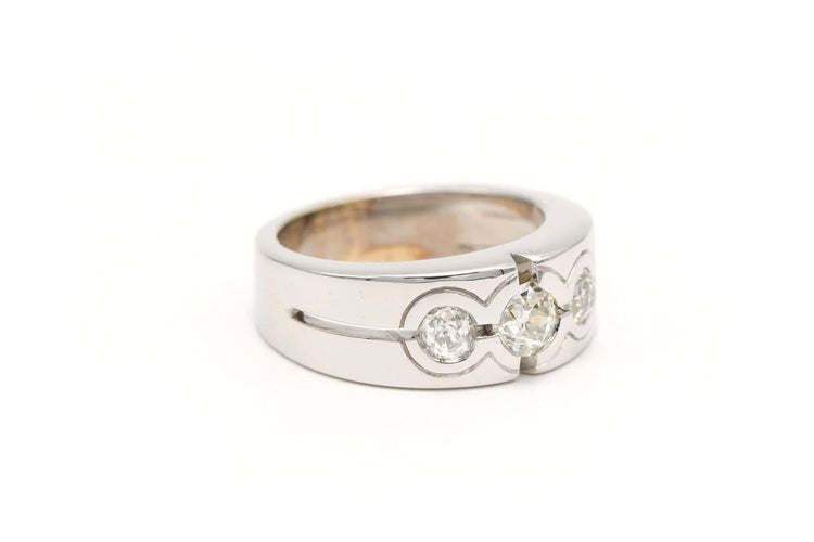 Bague 53 Bague années 50 en or blanc 18 carats et diamants taille brillant 0,64 ct 58 Facettes 19335