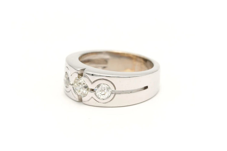 Bague 53 Bague années 50 en or blanc 18 carats et diamants taille brillant 0,64 ct 58 Facettes 19335