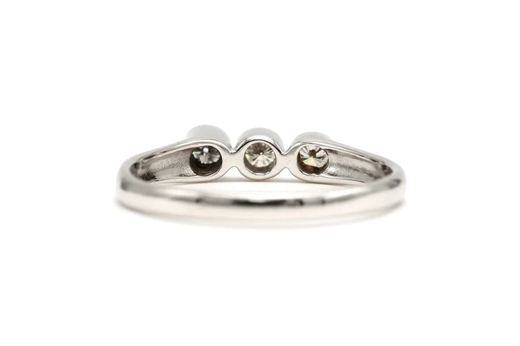 Bague 52 Bague contemporaine en or blanc 18 carats sertie de diamants 58 Facettes 22893
