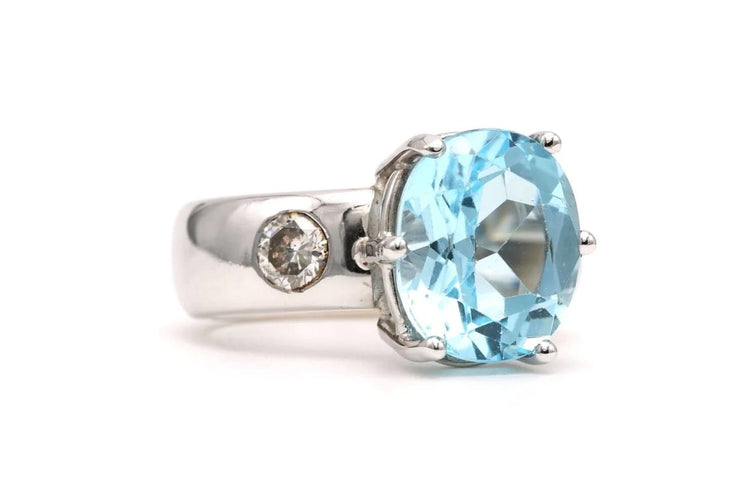 Bague 53 Bague contemporaine en or blanc 18 carats, topaze et diamants taille brillant 58 Facettes 23010