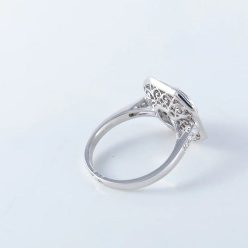 Bague 56 Bague Art déco en or blanc 18 carats, diamant et saphirs 58 Facettes