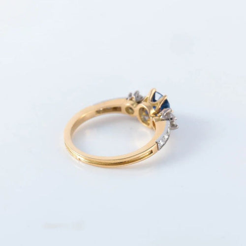 Bague 57 Bague en or avec saphir et diamants 58 Facettes