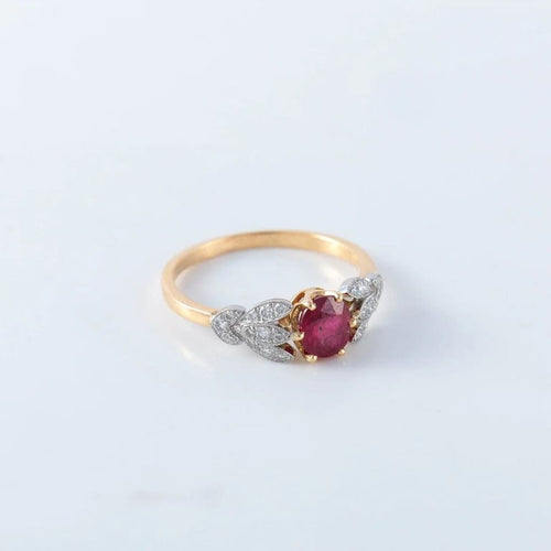 Bague 52 Bague en or jaune 18 ct avec rubis et diamants 58 Facettes