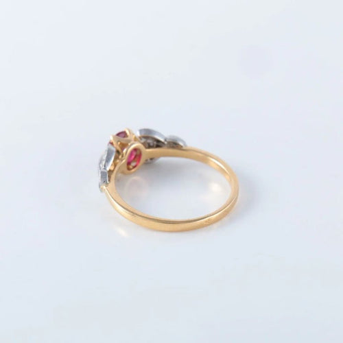 Bague 52 Bague en or jaune 18 ct avec rubis et diamants 58 Facettes