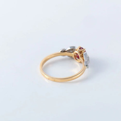 Bague 52 Bague en or jaune 18 ct avec rubis et diamants 58 Facettes