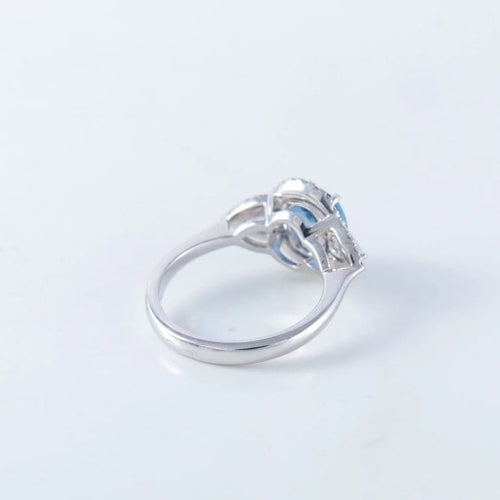Bague 53 Bague en or blanc 18 ct avec saphir et diamants 58 Facettes