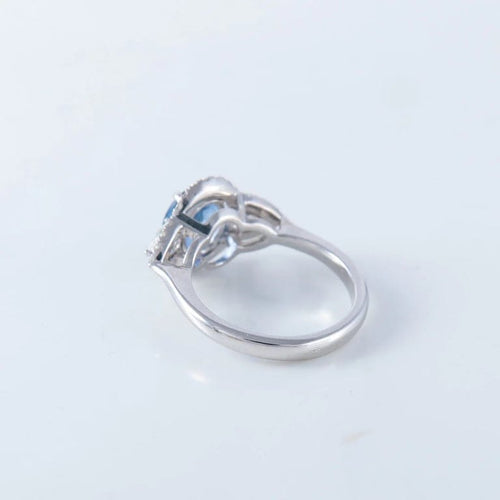 Bague 53 Bague en or blanc 18 ct avec saphir et diamants 58 Facettes