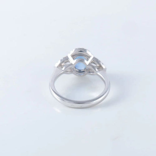 Bague 53 Bague en or blanc 18 ct avec saphir et diamants 58 Facettes