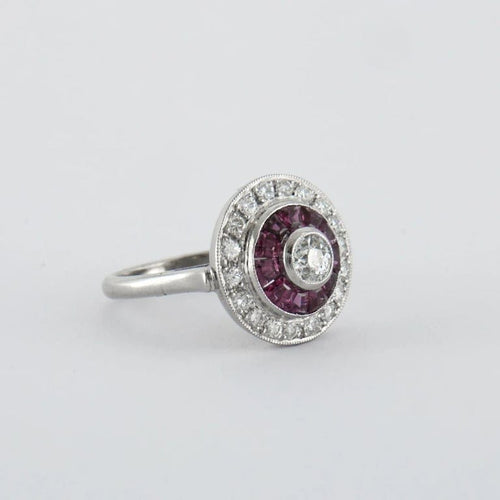 Bague 53.5 Bague style Art déco en platine avec diamants et rubis 58 Facettes