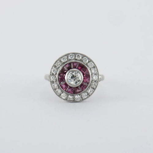 Bague 53.5 Bague style Art déco en platine avec diamants et rubis 58 Facettes