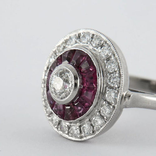 Bague 53.5 Bague style Art déco en platine avec diamants et rubis 58 Facettes