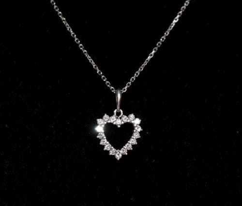 Collier Collier cœur en or blanc et diamants 58 Facettes 203