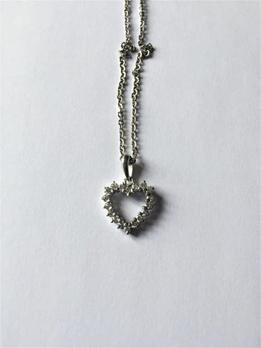Collier Collier cœur en or blanc et diamants 58 Facettes 203