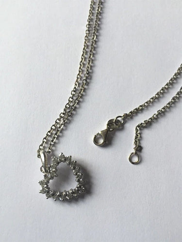 Collier Collier cœur en or blanc et diamants 58 Facettes 203