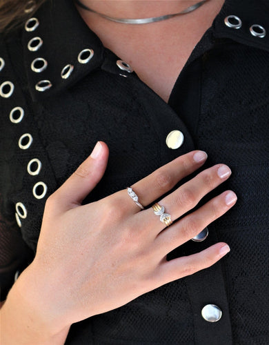 Bague 52 Bague jarretière en or blanc et diamants 58 Facettes 400