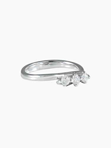 Bague 52 Bague jarretière en or blanc et diamants 58 Facettes 400