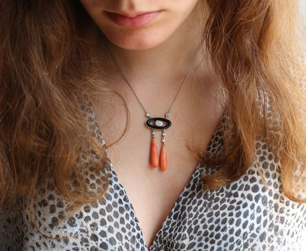 Collier Collier négligé Art déco en or gris 18 k, onyx, corail et diamants 58 Facettes 464