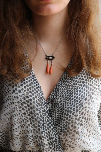 Collier Collier négligé Art déco en or gris 18 k, onyx, corail et diamants 58 Facettes 464