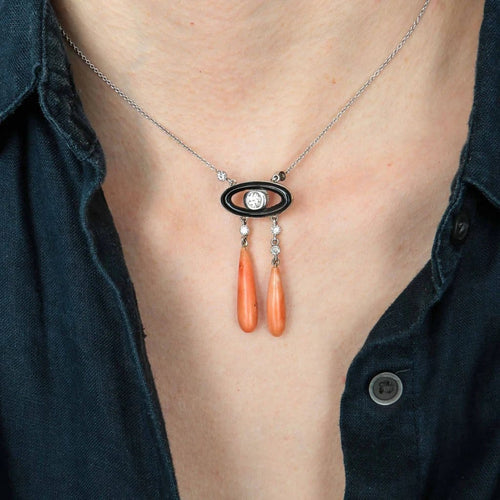 Collier Collier négligé Art déco en or gris 18 k, onyx, corail et diamants 58 Facettes 464