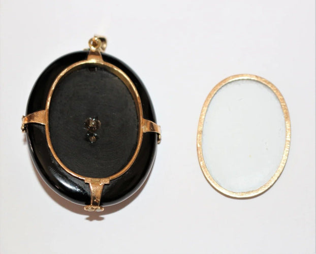 Pendentif Pendentif médaillon XIXe siècle en or jaune, onyx et perles 58 Facettes 468