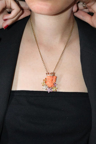 Collier Collier en or jaune 18k avec pendentif en corail sculpté et diamants 58 Facettes 536.250