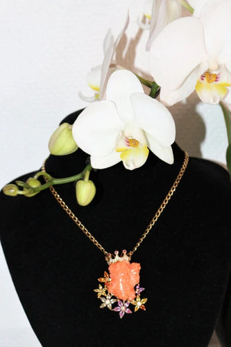 Collier Collier en or jaune 18k avec pendentif en corail sculpté et diamants 58 Facettes 536.250