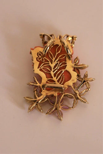 Collier Collier pendentif Art nouveau en or jaune 18k, corail et diamants 58 Facettes 536.250