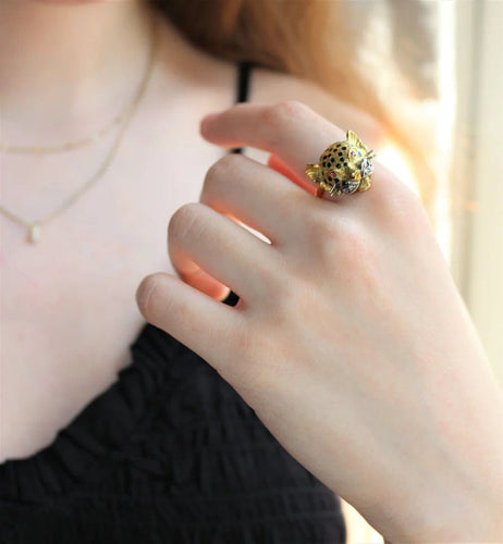 Bague 60 Bague panthère en or jaune 18 carats, émail, diamants et rubis 58 Facettes 329