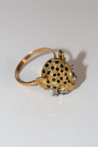 Bague 60 Bague panthère en or jaune 18 carats, émail, diamants et rubis 58 Facettes 329
