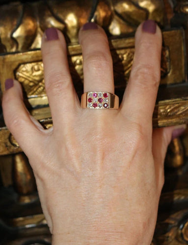 Bague 56 Bague chevalière - Rubis et diamants en or jaune 18 carats 58 Facettes 541