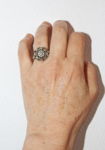 Bague 54 Bague marguerite en platine et or blanc, diamants 58 Facettes 567