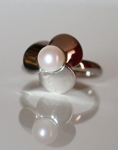 Bague 50 Poiray - Bague Trèfle en or blanc 18 carats et perle blanche 58 Facettes 041